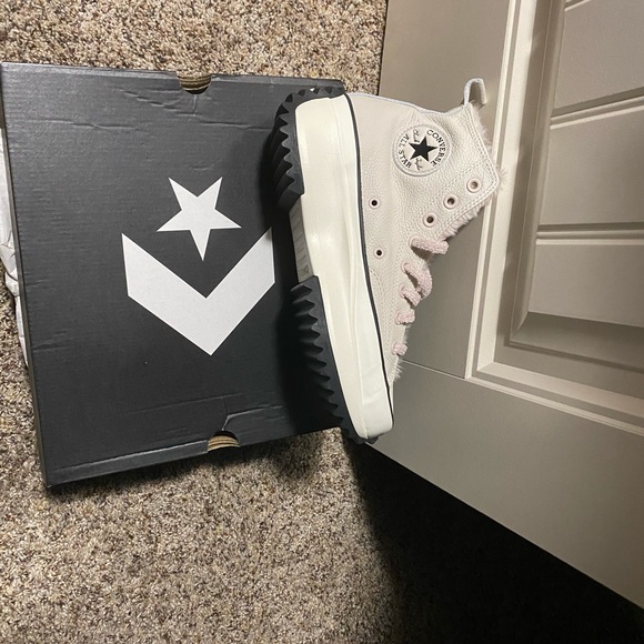 Shoes - Converse Run Star Hike